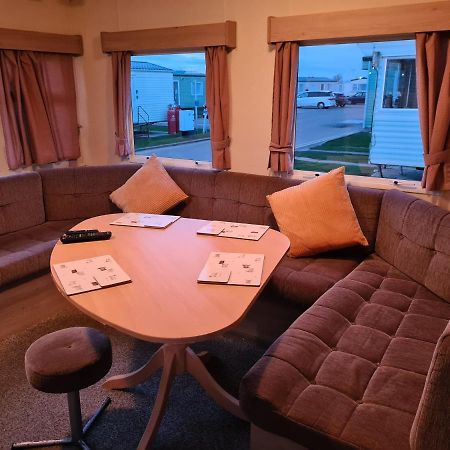 Cosy, Family Caravan Near The Beach Клактон-он-Си Экстерьер фото