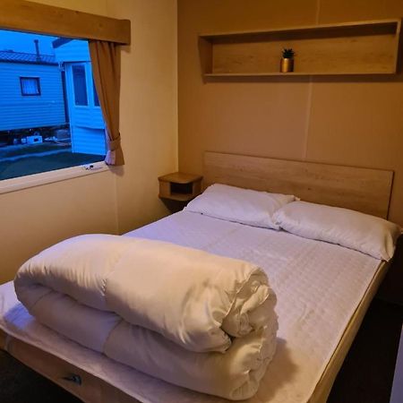 Cosy, Family Caravan Near The Beach Клактон-он-Си Экстерьер фото