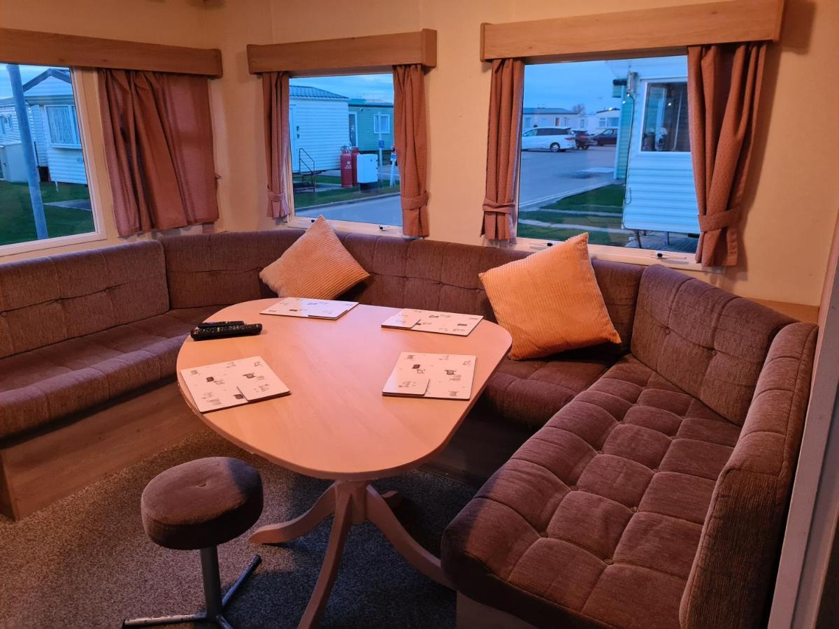 Cosy, Family Caravan Near The Beach Клактон-он-Си Экстерьер фото