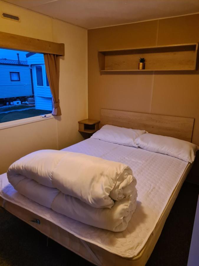 Cosy, Family Caravan Near The Beach Клактон-он-Си Экстерьер фото