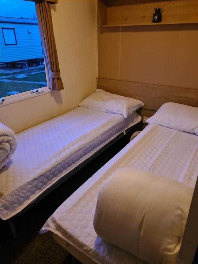 Cosy, Family Caravan Near The Beach Клактон-он-Си Экстерьер фото