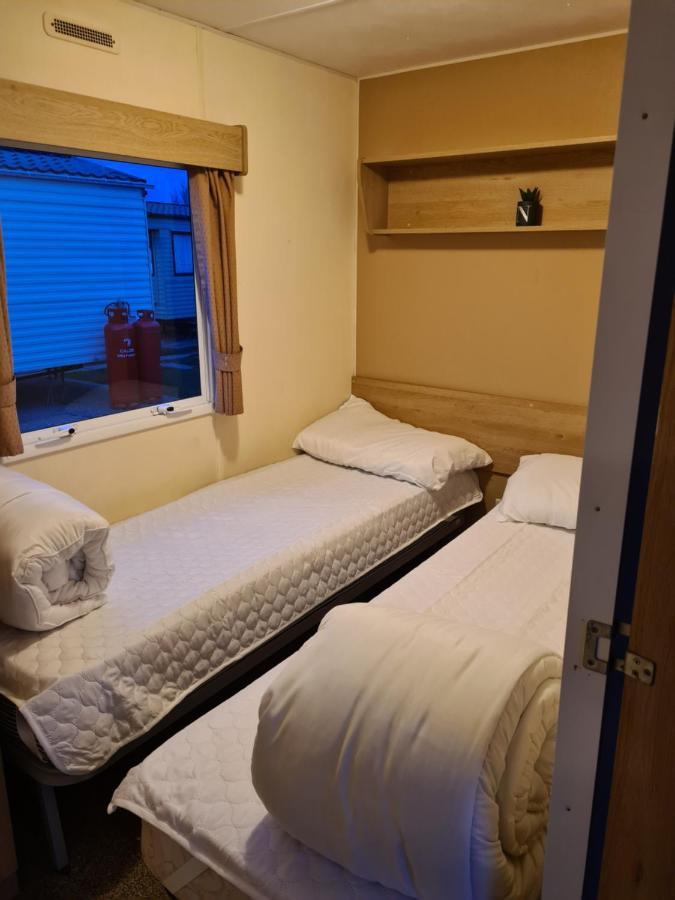 Cosy, Family Caravan Near The Beach Клактон-он-Си Экстерьер фото